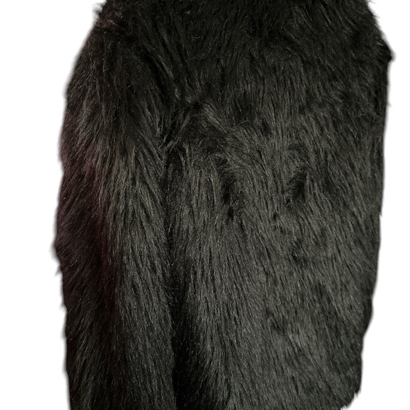 Luxurious Women’s Black Faux Fur Coat - Picture 5 of 6